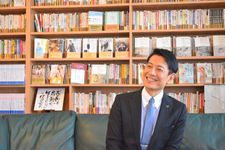 自身1000作目の著作『ファーストクラスに乗る人の発想―今が楽しくなる57の具体例』（きずな出版）を刊行した中谷彰宏さん