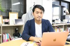 『働きながら小さく始めて大きく稼ぐ０円起業』の著者・有薗隼人さん
