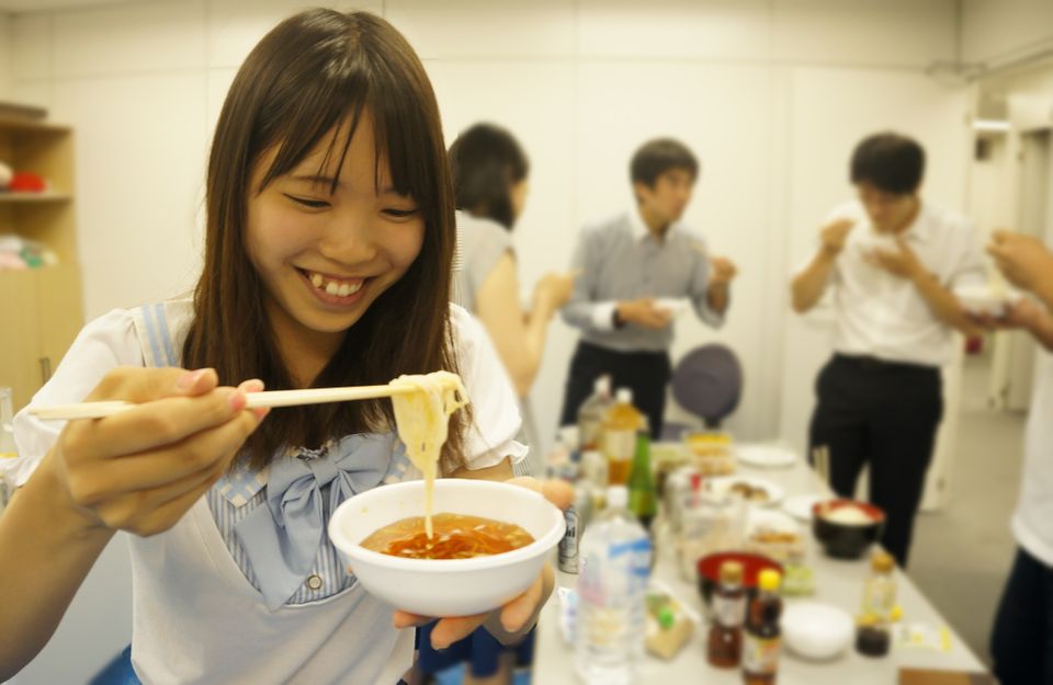 意外と楽しい!社内コミュニケーションが活性化する「会議室飲み」って?
