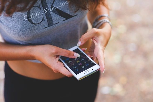 人生が台無しに…就寝前のだらだらスマホ、怖すぎる弊害
