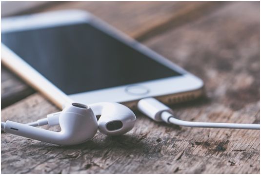 スマホで大音量は禁物!? 目と耳への影響に注意したい5つの生活習慣