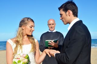 日本の結婚式にいる神父は「本物」なのか?
