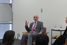 「世界の一部であるという意識持つこと必要」　ラズロ氏、刊行記念交流会で訴える