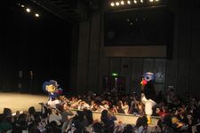 ドアラとつば九郎が東京・新橋で著書発売の記念イベントを開催