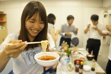 意外と楽しい！社内コミュニケーションが活性化する「会議室飲み」って？