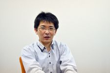 インタビューに答えるかすがまるさん