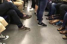 電車で「足を投げ出して座る人」と「運行中に車内を移動する人」迷惑なのはどっち？