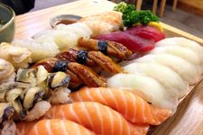 回転寿司“Kaiten-zushi”のマナー、英語ではどう説明すればいい？