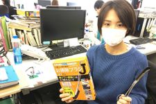ブラシを使って大掃除をするＳさん