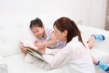 子どもの読解力の向上、カギは「読み聞かせ」？　教育者が語るその効果とは（＊画像はイメージです）