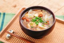 『大人気レストラン「然の膳」の世界一美味しいカンタン薬膳ごはん』より「なめことキャベツ、揚げの赤みそ汁」