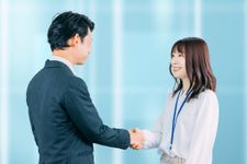 相手との距離が縮まる！人間関係作りに必須の「言葉のひと工夫」（＊画像はイメージです）