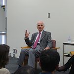 「世界の一部であるという意識持つこと必要」　ラズロ氏、刊行記念交流会で訴える