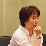 インタビューに応じる村山由佳さん