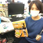 ブラシを使って大掃除をするＳさん