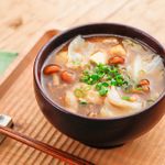 『大人気レストラン「然の膳」の世界一美味しいカンタン薬膳ごはん』より「なめことキャベツ、揚げの赤みそ汁」
