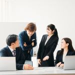 複数人での会話が苦手でも話せるようになるコツとは？（画像はイメージです）