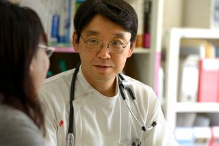 『2800人を看取った医師が教える人生の意味が見つかるノート』の著者、小澤竹俊氏。