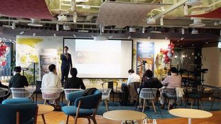 『特区民泊で成功する!民泊のはじめ方』の著者、新山彰二さんの講演風景