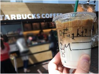 スターバックスの店員が、カップに「ひと言メッセージ」を書く理由とは？