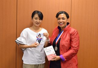 ボニー・セント・ジョンさん（右）と鬼頭あゆみ