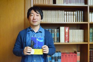 人生にほんの少しの彩りがあれば前を向ける 作家 伊与原新が 月まで三キロ で伝えたかったこと 新刊jp