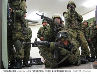 『自衛隊最強の部隊へ-CQB・ガンハンドリング編』（誠文堂新光社刊）p.36-37より