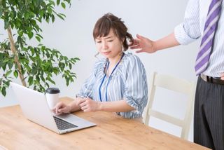 「絶対アウト」なのは…今知っておくべきセクハラの境界線