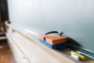 保護者の「どけ、ブタ！」に従う先生　接客業化した教育の現場を変えるには？（＊画像はイメージです）
