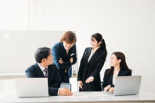 複数人での会話が苦手でも話せるようになるコツとは？（画像はイメージです）