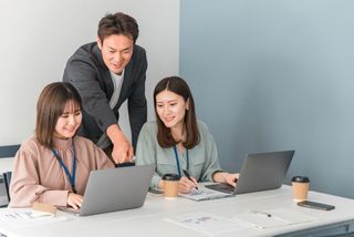 「心理的安全性のある職場」と「ぬるま湯職場」の決定的な違いとは(*画像はイメージです)