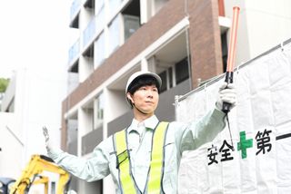 猛暑の屋外で一日立ち続ける交通誘導員の仕事の実態（＊画像はイメージです）