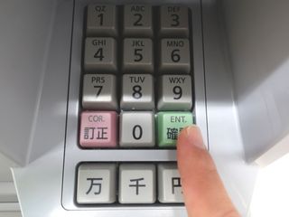 コンビニATMでお金を下ろすのは本当にムダなのか?本当に身になる節約術とは?(*画像はイメージです)